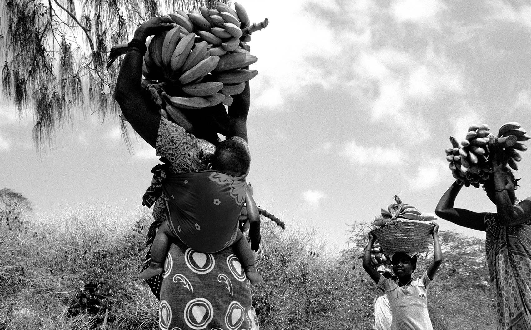 donne trasportano banane popoli Tanzania